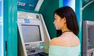 女孩銀行卡被吞,工作人員卻不願來處理,機智說了8個字,工作人員火速趕到現場