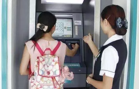 女孩銀行卡被吞,工作人員卻不願來處理,機智說了8個字,工作人員火速趕到現場
