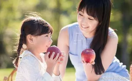 離婚後,前夫經常來看女兒,生日送女兒一個新書包,打開後我淚目