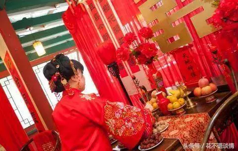 離婚後,前夫經常來看女兒,生日送女兒一個新書包,打開後我淚目