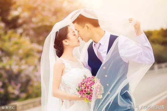 婆婆生日,我帶了五千紅包,小姑子不停用腳踢我,低頭一看我笑了