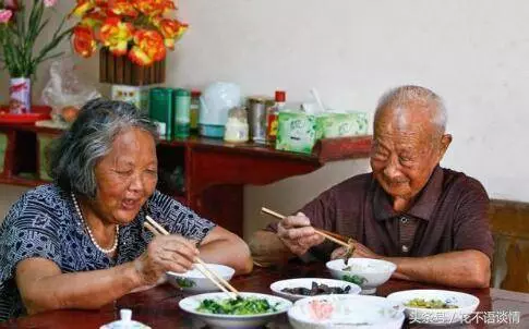 婆婆生日,我帶了五千紅包,小姑子不停用腳踢我,低頭一看我笑了