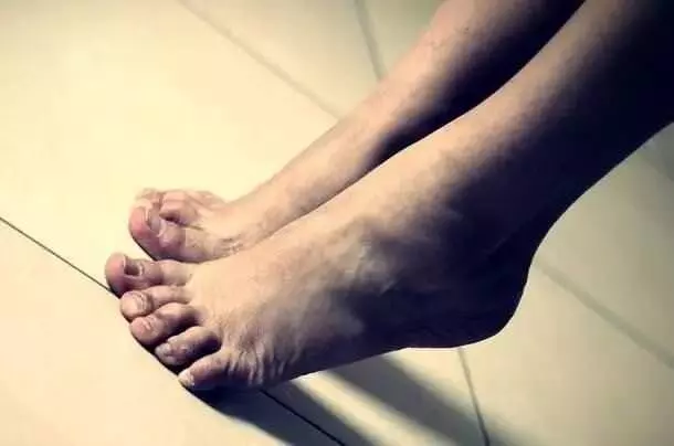 腰不好,這樣踮腳30下,打開腰上經絡,腰不疼了,強腎氣,練腰椎