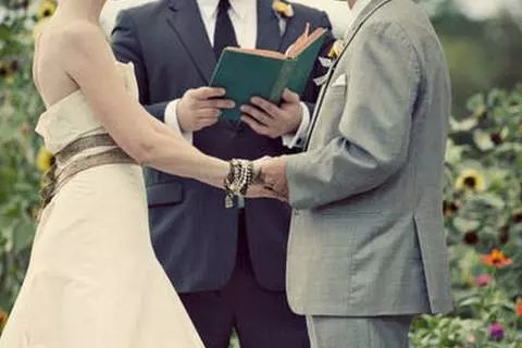 受邀參加高中女同學的婚禮,但為了報復新娘,我們集體穿喪服出席,而我們帶來的真相,徹底把新娘給毀了