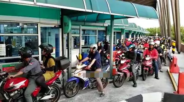 30萬馬勞穿梭新馬兩地,「之前想回不能回,現在能回不敢回...」……