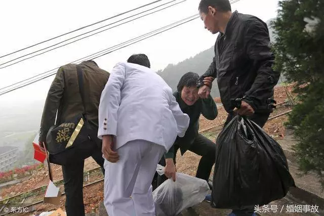 剛發工資,被公婆堵公司門口全拿走,下班看見家門口的公婆我笑了