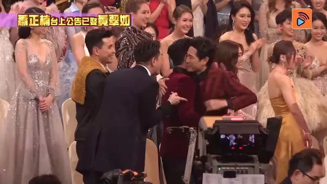 【鏡頭後的藝人真面目】TVB萬千星輝頒獎典禮鏡頭後沒拍到的地方, 原來他們都在台下做這些事!