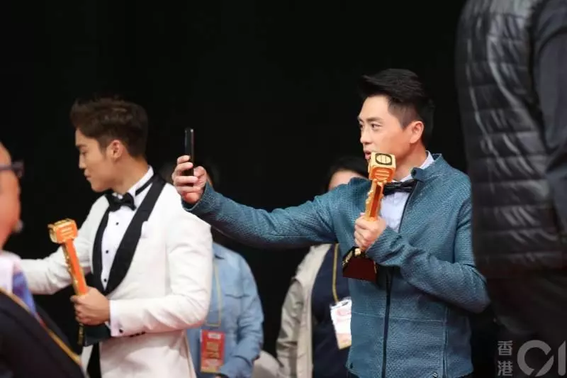【鏡頭後的藝人真面目】TVB萬千星輝頒獎典禮鏡頭後沒拍到的地方, 原來他們都在台下做這些事!