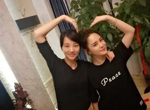 阿嬌又又又辦婚禮了,網友們跟我有一樣的疑惑。有人說大家都小瞧阿嬌了,把婚禮從年初辦到年尾,或許是防賴弘國反悔