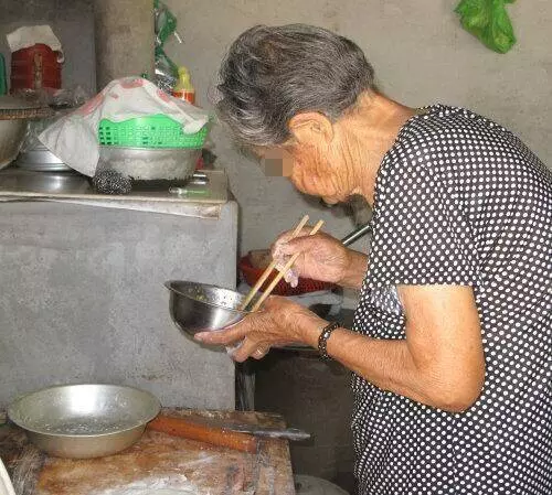 母親走了兒女回來奔喪,家中老狗卻一直對著床底一直叫,掀開一看淚流滿面