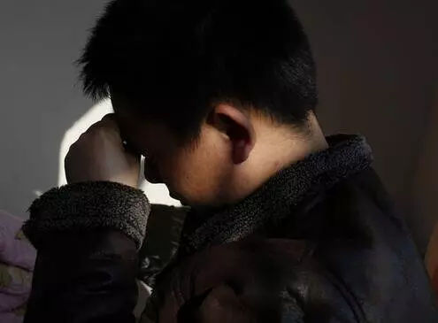 母親走了兒女回來奔喪,家中老狗卻一直對著床底一直叫,掀開一看淚流滿面
