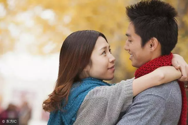 女白領跟老闆坐火車出差,主動讓座給老人,隔天回到公司後,老闆:你被開除了!