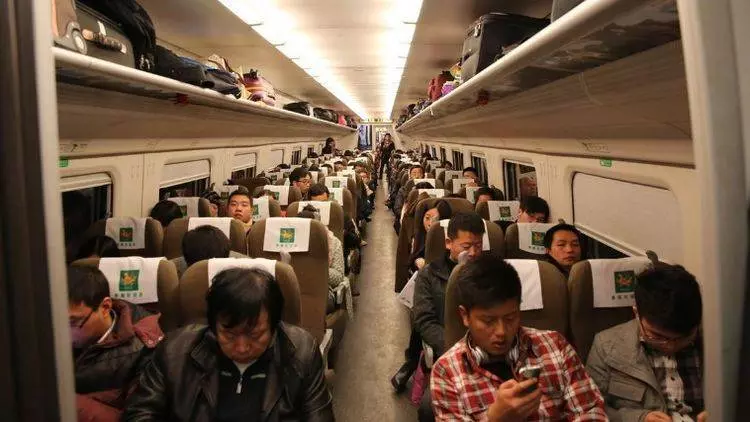 女白領跟老闆坐火車出差,主動讓座給老人,隔天回到公司後,老闆:你被開除了!