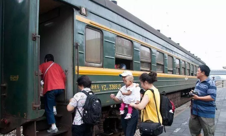 女白領跟老闆坐火車出差,主動讓座給老人,隔天回到公司後,老闆:你被開除了!