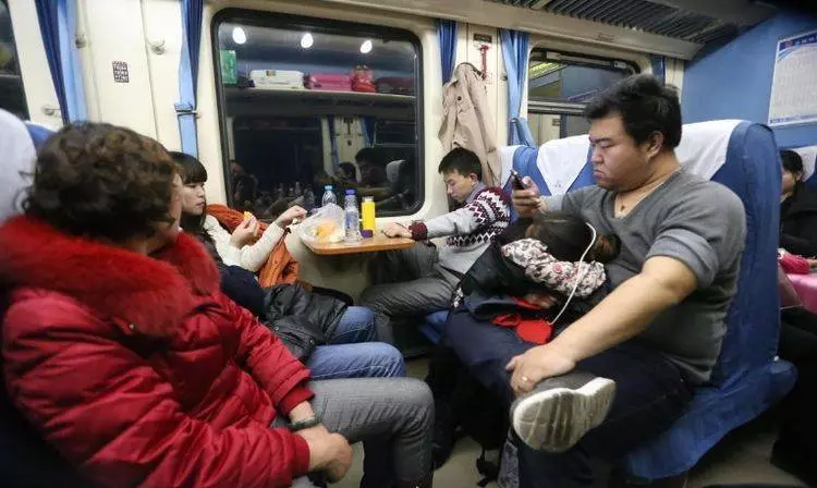 女白領跟老闆坐火車出差,主動讓座給老人,隔天回到公司後,老闆:你被開除了!