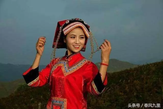 老人終身未嫁,臨終前苦等一個人,3天後葬禮上來了一部豪車