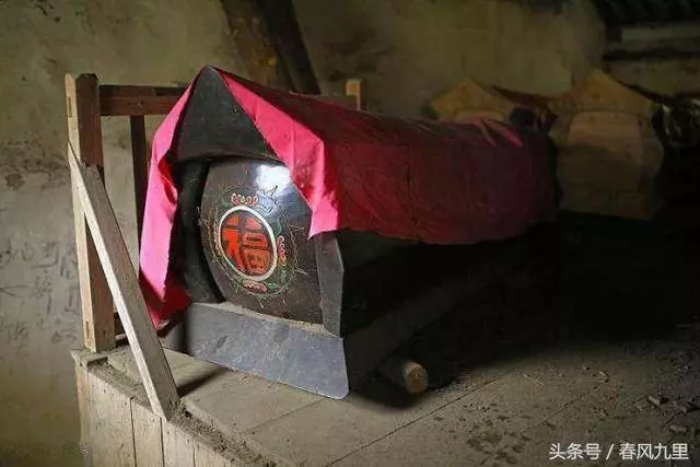 老人終身未嫁,臨終前苦等一個人,3天後葬禮上來了一部豪車