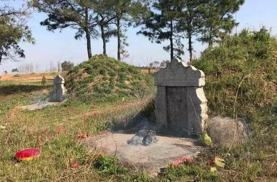 奶奶託夢沒錢花,他寧被扣半月薪也要回家燒紙錢,不料回來後一切都毀了!