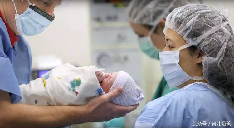 親姐妹同一天剖腹產,生下兩對雙胞胎,沒想到4個孩子的爸爸竟是「同一人」!
