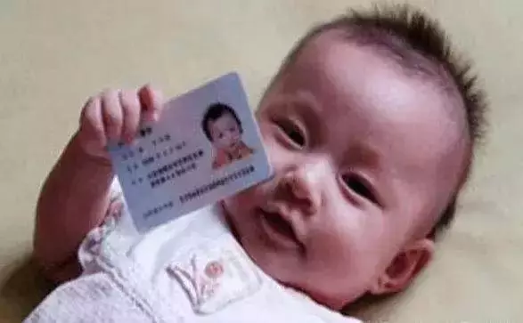 爸爸姓古,媽媽姓胡,給女兒取的名字,工作人員都拍手誇讚:佩服