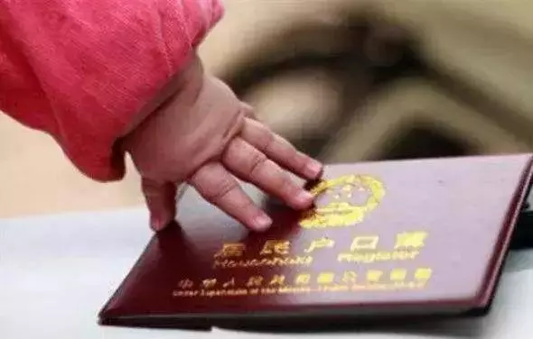 爸爸姓古,媽媽姓胡,給女兒取的名字,工作人員都拍手誇讚:佩服