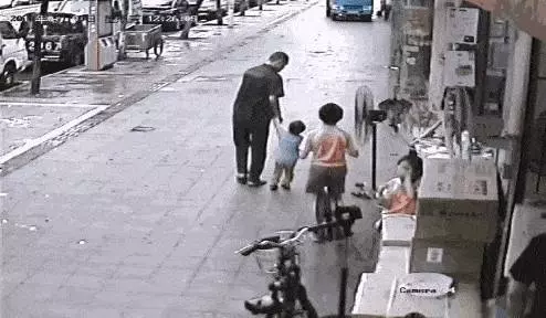人販子最常用的手段除了騙、還有偷和搶!想要保護孩子,這5招必須學會!