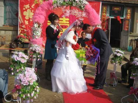 前妻爬山失足死亡,我再婚娶了她閨蜜,一天看到老婆日記,我愣了