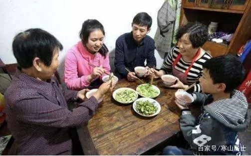 吃飯時母親不讓奶奶上桌,父親暴跳如雷,奶奶走出來後我們沉默了