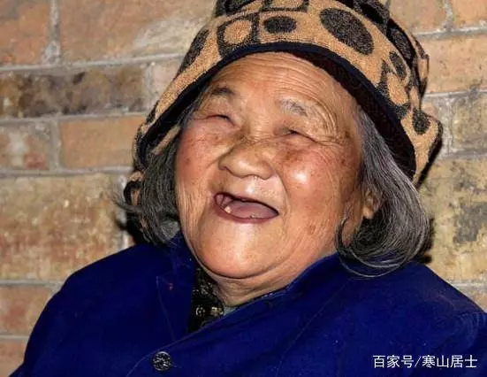 吃飯時母親不讓奶奶上桌,父親暴跳如雷,奶奶走出來後我們沉默了