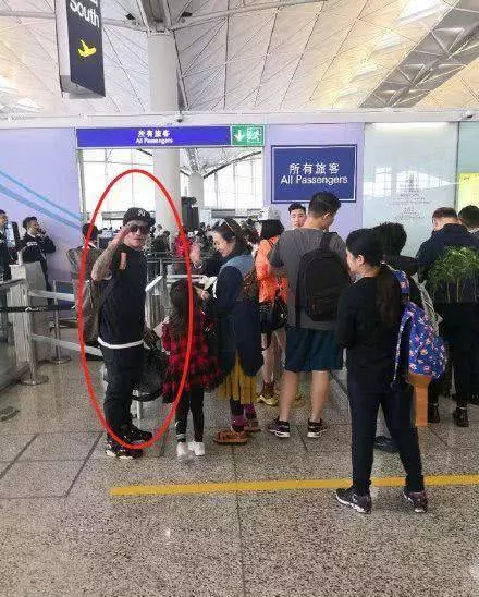 張柏芝到達新加坡,獲墨鏡男接機,三度與張柏芝同框