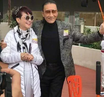 張柏芝到達新加坡,獲墨鏡男接機,三度與張柏芝同框