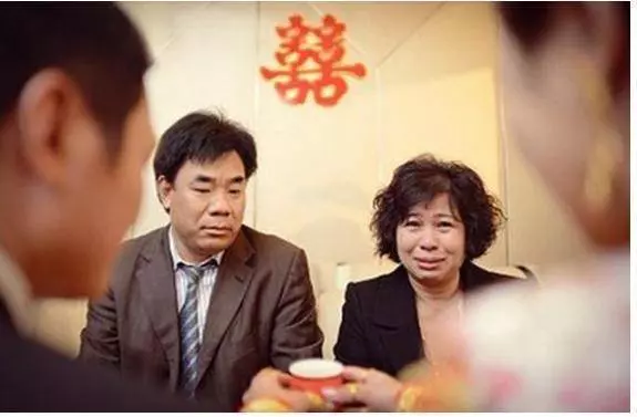 男子結婚五次,妻子總在新婚夜大叫逃跑,脫下上衣後,鄉親捂緊嘴