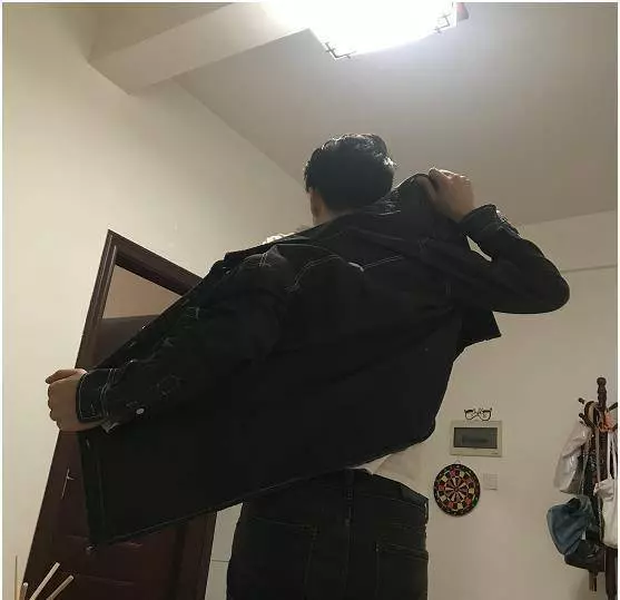 男子結婚五次,妻子總在新婚夜大叫逃跑,脫下上衣後,鄉親捂緊嘴