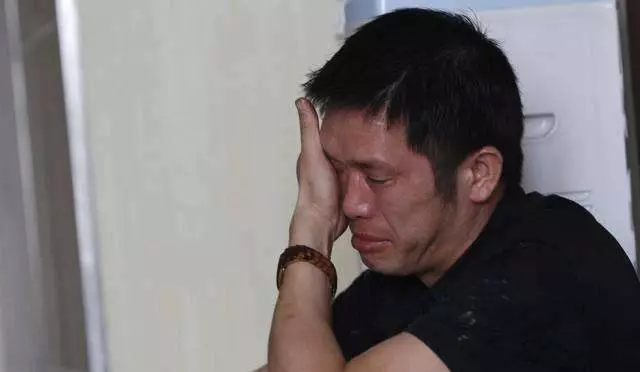 男子提前回家,妻子神情慌亂,趁她做飯衝進臥室,瞧見床下,報警