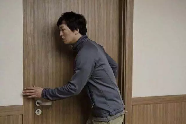 男子提前回家,妻子神情慌亂,趁她做飯衝進臥室,瞧見床下,報警