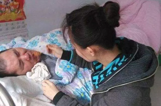 老公成植物人,老婆擺攤養家,喂飯時瞥見他手,扔下碗,撒腿就跑