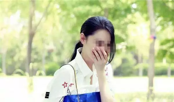 老公成植物人,老婆擺攤養家,喂飯時瞥見他手,扔下碗,撒腿就跑