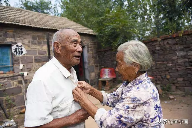 三兒子:大哥和二哥都不給爸媽養老,憑什麼我要養?三兒媳:我養