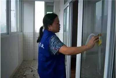 雙胞胎長的不像,我被婆婆懷疑,十八年後偶遇兒子同學,我愣了