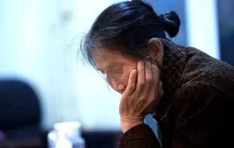 雙胞胎長的不像,我被婆婆懷疑,十八年後偶遇兒子同學,我愣了