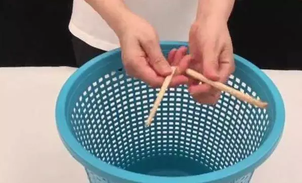 垃圾桶上綁一根筷子,解決了家家戶戶的煩惱,現在知道還不晚,真是太實用了