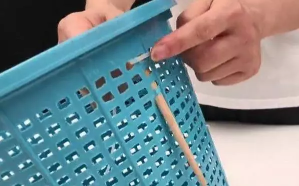 垃圾桶上綁一根筷子,解決了家家戶戶的煩惱,現在知道還不晚,真是太實用了