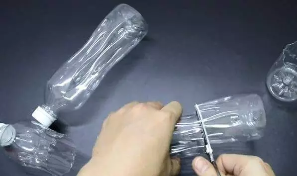垃圾桶上綁一根筷子,解決了家家戶戶的煩惱,現在知道還不晚,真是太實用了