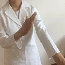每天拍打這個部位,疏通全身經絡,3天後開始【排黑便】,30天後身體更好了!
