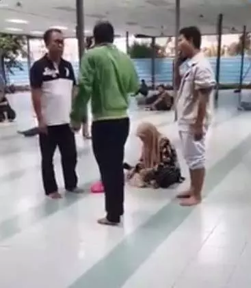 清真寺避雨,女子連同父母遭馬來男子驅趕,僅僅是因為這條規!網友:信仰建立在頭巾上?