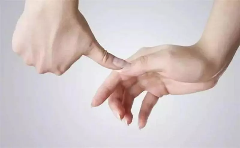 每天「這樣按按手」,疏通全身經絡,治頸椎病、便秘,還能明目養顏,快快學起來!