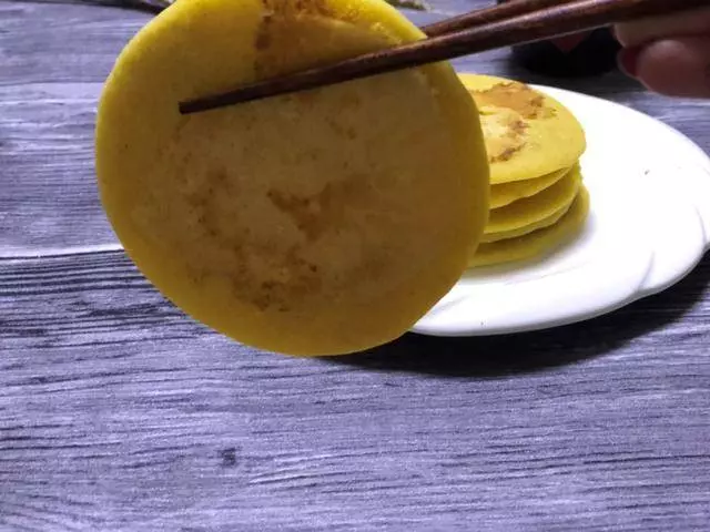 1碗玉米面,2顆雞蛋,不用一滴水做出來的餅,香甜鬆軟,做法簡單!