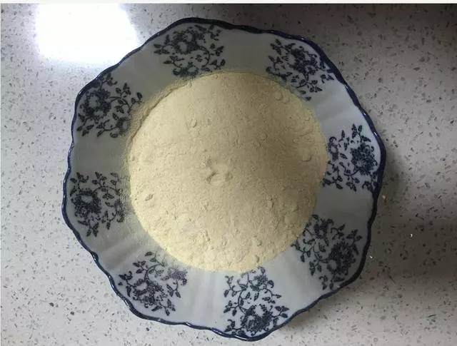 1碗玉米面,2顆雞蛋,不用一滴水做出來的餅,香甜鬆軟,做法簡單!