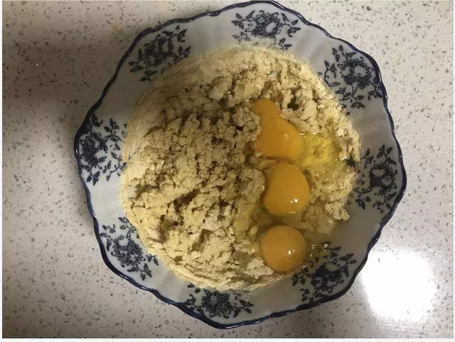 1碗玉米面,2顆雞蛋,不用一滴水做出來的餅,香甜鬆軟,做法簡單!