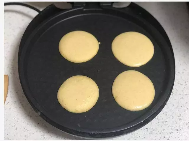 1碗玉米面,2顆雞蛋,不用一滴水做出來的餅,香甜鬆軟,做法簡單!